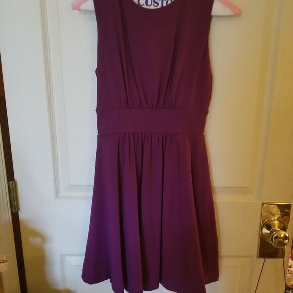 BURGUNDY MINI DRESS WITH OPEN BACK - Picture 1 of 2